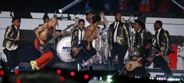 Die Red Hot Chili Peppers treten beim Super Bowl auf, begleitet von Bläsern.