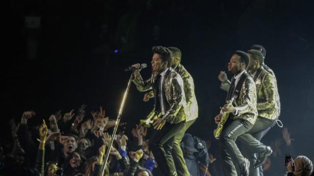 Bruno Mars tritt mit seiner Band vor einem begeisterten Publikum auf.