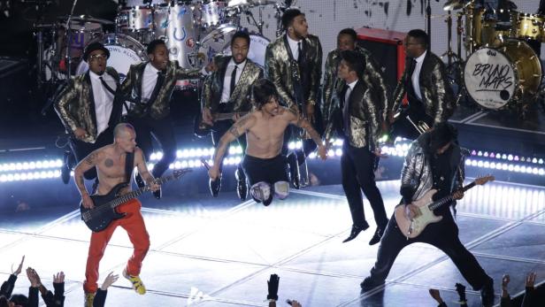 Die Red Hot Chili Peppers und Bruno Mars treten bei der Super Bowl XLVIII Halftime Show auf.