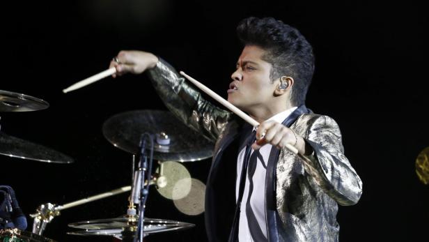 Bruno Mars spielt Schlagzeug bei einem Konzert.