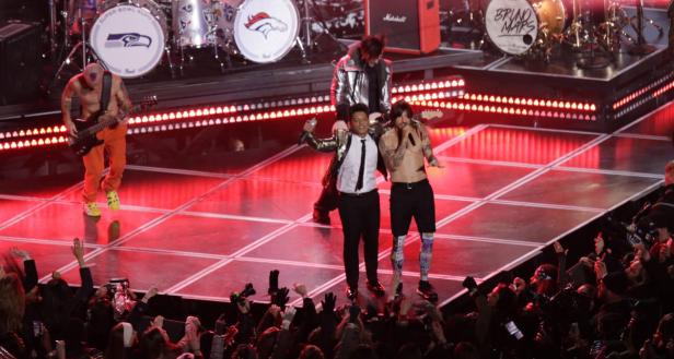 Die Red Hot Chili Peppers und Bruno Mars treten bei der Super Bowl XLVIII Halftime Show auf.