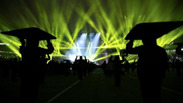Absolventen tragen ihre Hüte bei einer Abschlussfeier im MetLife Stadium.