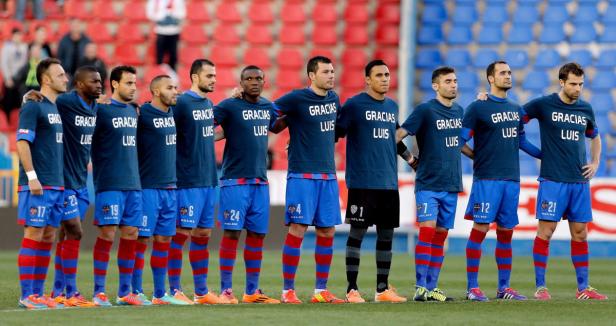 Eine Reihe von Fußballspielern mit T-Shirts mit der Aufschrift „Gracias Luis“.