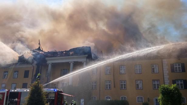 Bilder: Brand in Schloss Ebenzweier in Altmünster