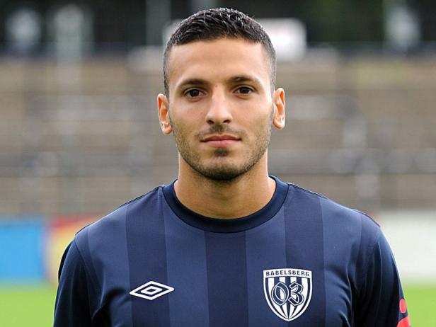 Ein Mann im Trikot des SV Babelsberg 03.