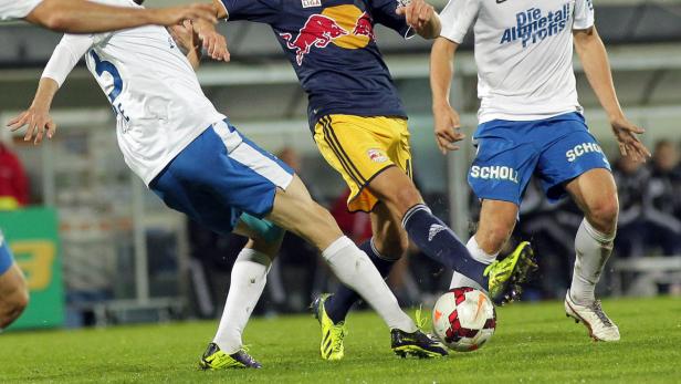 Fußballspieler kämpfen um den Ball während eines Spiels.