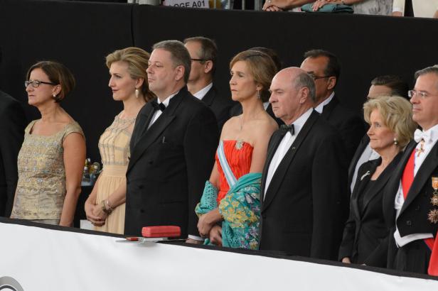 Eine Gruppe von elegant gekleideten Menschen steht nebeneinander.