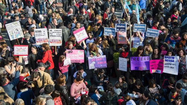 Argentinien: Hunderte Mütter bei Proteststillen