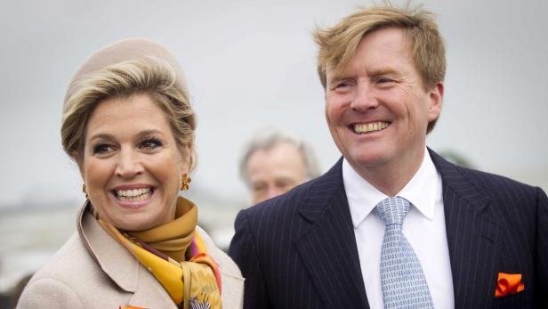 König Willem-Alexander und Königin Máxima der Niederlande lächeln in die Kamera.