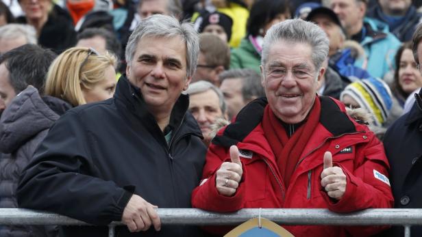 Heinz Fischer und ein weiterer Mann geben vor einer Menschenmenge beide einen Daumen nach oben.