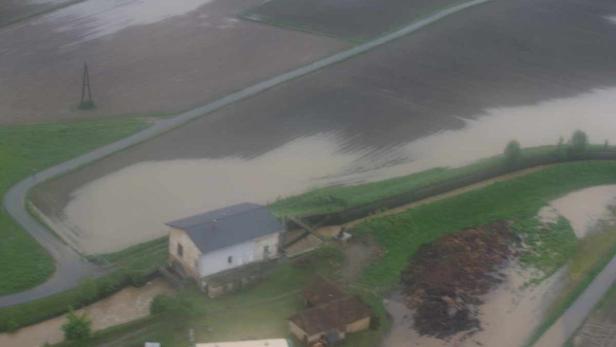 Überflutete Felder und Häuser nach starken Regenfällen.