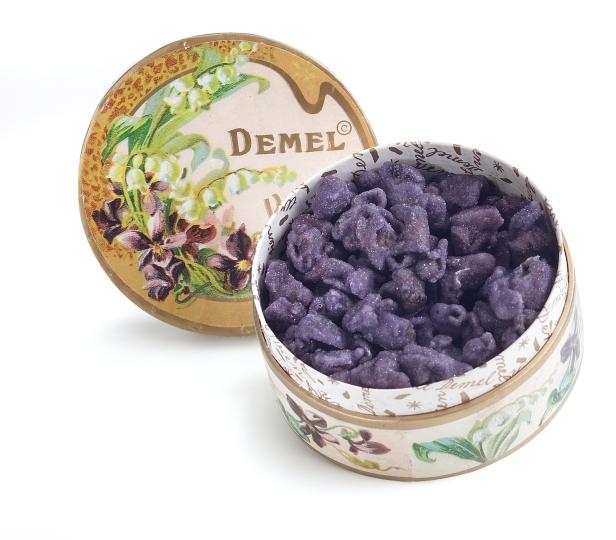 Eine geöffnete Dose kandierter Veilchen der Konditorei Demel.