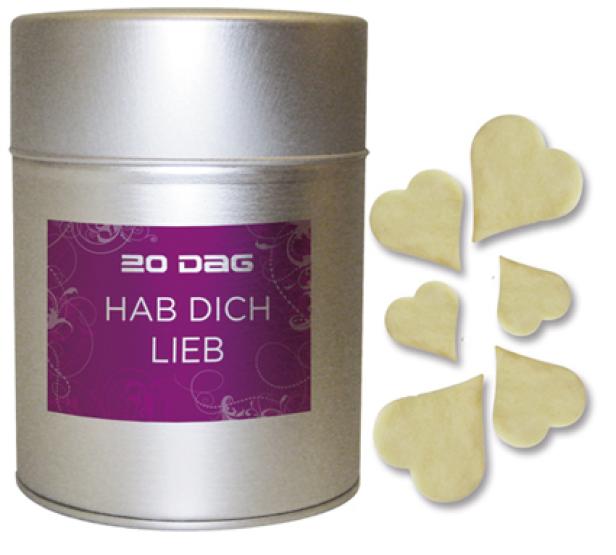 Eine silberne Dose mit der Aufschrift „Hab dich lieb“ und herzförmigen Keksen daneben.