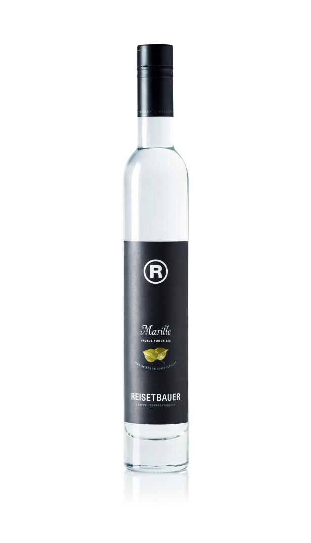 Eine Flasche Marillenbrand der Marke Reisetbauer.