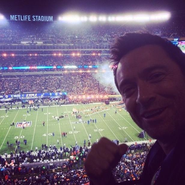 Hugh Jackman bei einem Footballspiel im MetLife Stadium.