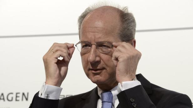 Hans Dieter Poetsch, CFO of German carmaker Volksw Ein Mann mit Anzug und Krawatte setzt seine Brille auf.
