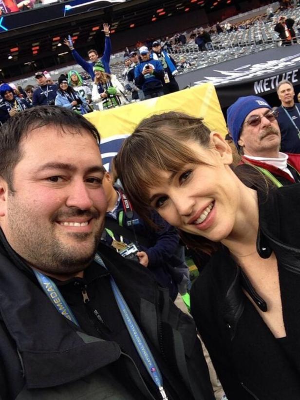 Jennifer Garner macht ein Selfie mit einem Mann bei einem Footballspiel.