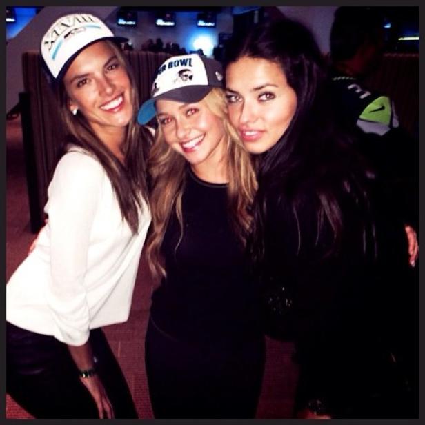 Alessandra Ambrosio, Hayden Panettiere und Adriana Lima posieren für ein Foto.