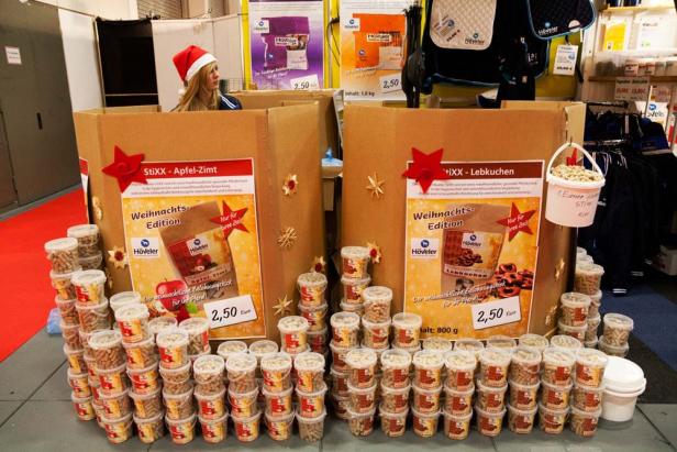 Ein Verkaufsstand mit Pferdeleckereien der Marke Höveler in weihnachtlicher Aufmachung.