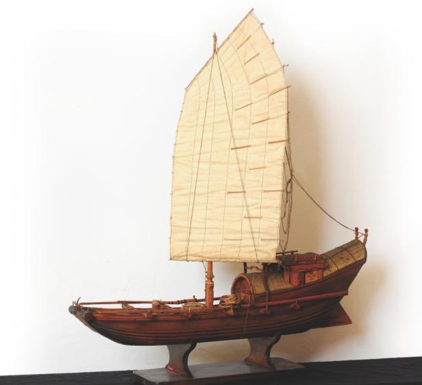 Ein Modell eines traditionellen chinesischen Segelschiffs, einer Dschunke.