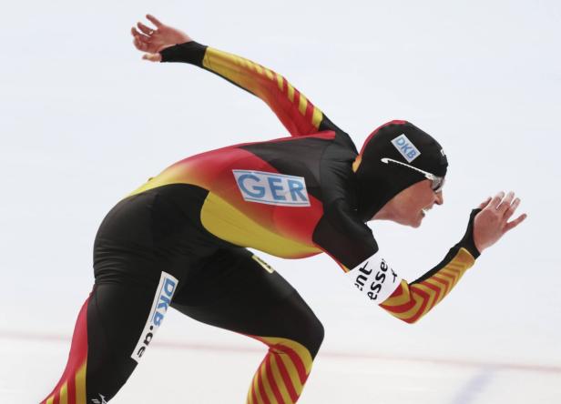 Eine Eisschnellläuferin im deutschen Nationaltrikot in voller Fahrt.