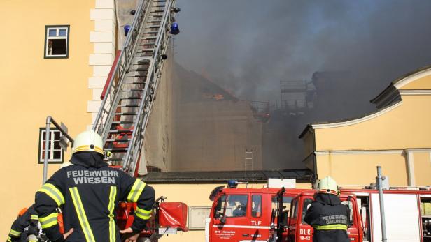 Großbrand in Schloss Ebenzweier: Einsatz könnte eine Woche dauern