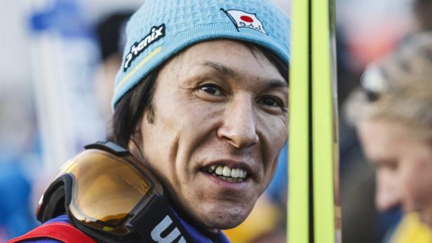 Ein lächelnder japanischer Skispringer mit Mütze und Skibrille.