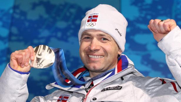 Ein lächelnder norwegischer Athlet mit einer Silbermedaille bei den Olympischen Spielen.