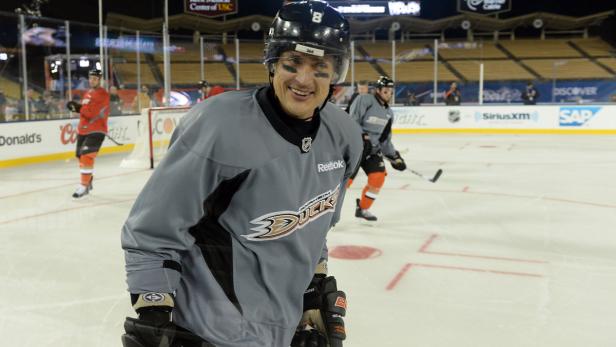 Ein lächelnder Eishockeyspieler der Anaheim Ducks auf dem Eis.