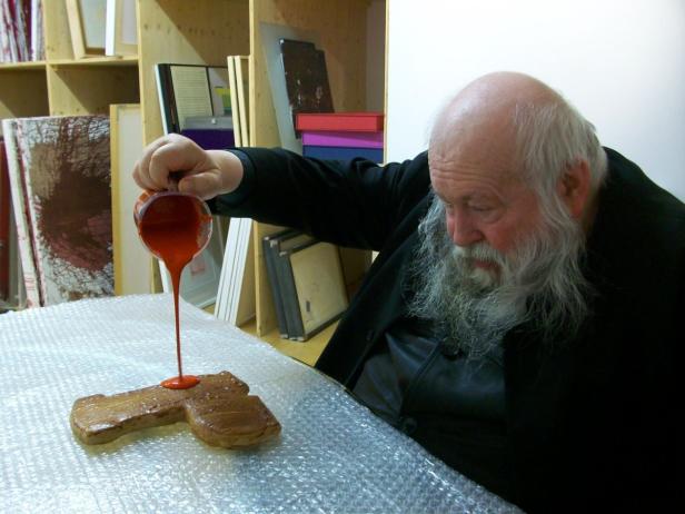 Hermann Nitsch verziert Lebenkuchen für Motto am F…