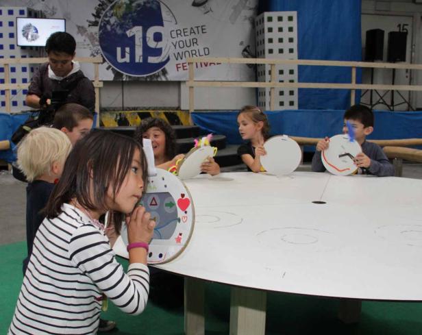 Kinder nehmen an einem Workshop auf dem „Create Your World Festival“ teil.