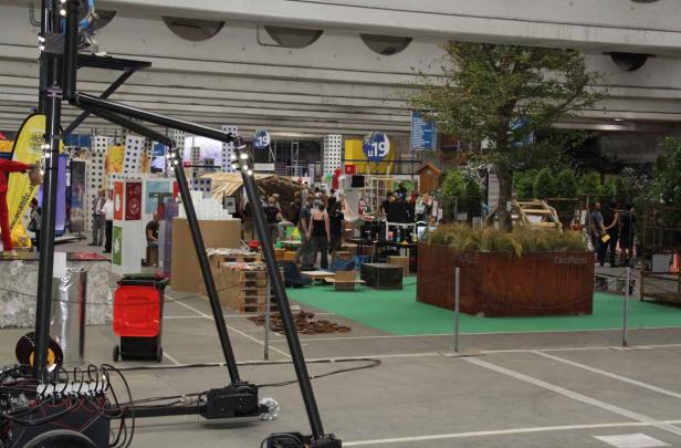 Eine belebte Messehalle mit verschiedenen Ausstellern und Besuchern.