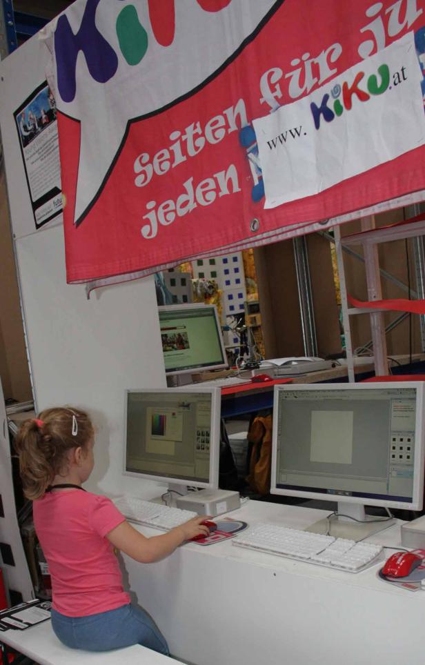 Ein junges Mädchen sitzt vor einem Computer und arbeitet mit einer Grafiksoftware.