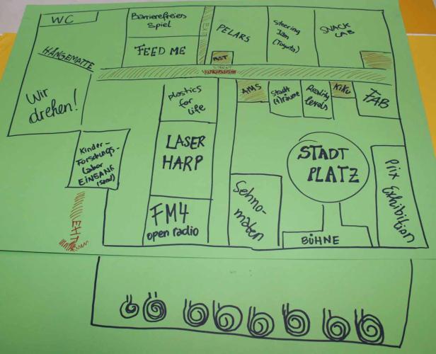 Eine handgezeichnete Karte eines Veranstaltungsortes mit verschiedenen Ständen und Attraktionen.