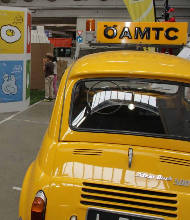 Ein gelber Steyr-Puch 500 mit einem ÖAMTC-Schild auf dem Dach.
