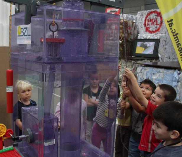 Eine Gruppe Kinder bedient eine interaktive Wasserinstallation.