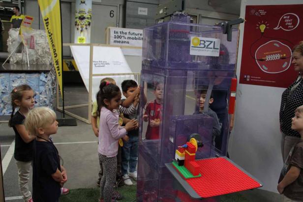 Eine Gruppe Kinder betrachtet eine interaktive Lego-Installation im Bildungszentrum Lenzing (BZL).