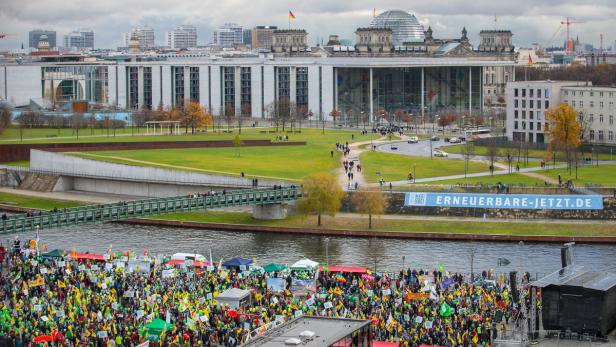 Eine große Menschenmenge demonstriert vor dem Deutschen Bundestag in Berlin für erneuerbare Energien.