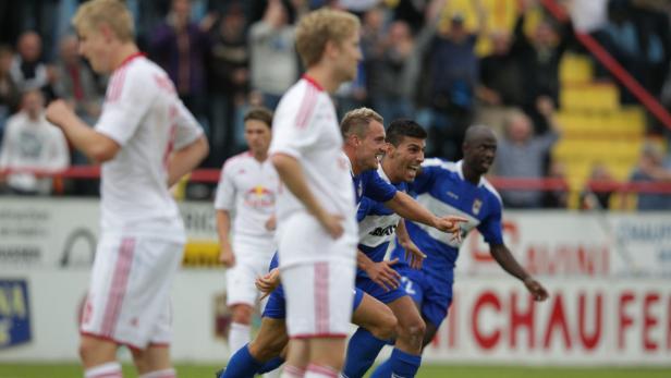 Fußballspieler jubeln auf dem Spielfeld über ein Tor.