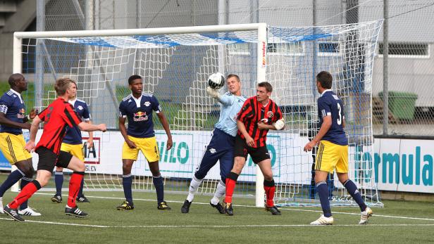 Ein Fußballtorwart fängt einen Ball während eines Fußballspiels.