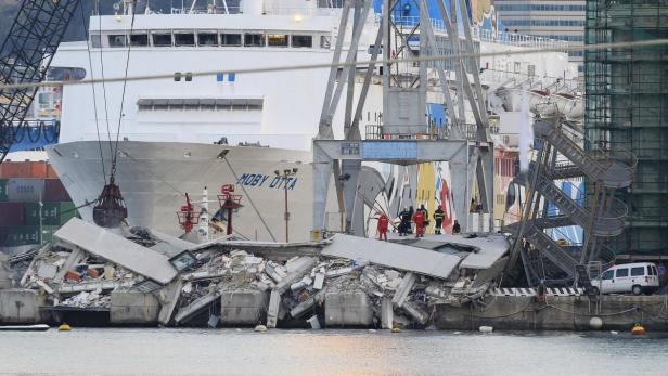 Ein Schiff der Reederei Moby Otta liegt an einem Kai, der teilweise eingestürzt ist.