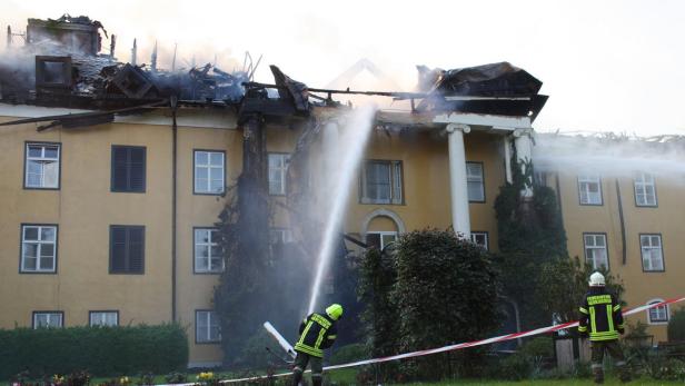 Großbrand in Schloss Ebenzweier: Einsatz könnte eine Woche dauern