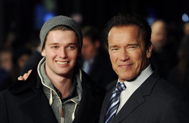 Arnold Schwarzenegger posiert mit seinem Sohn Patrick für ein Foto.