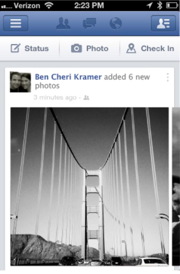 Schwarz-Weiß-Ansicht der Golden Gate Bridge von einem niedrigen Standpunkt aus.