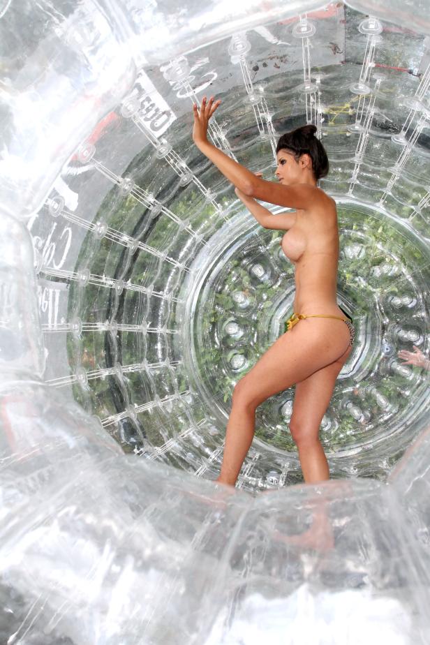 Eine Frau steht in einer grossen, transparenten Plastikkugel.