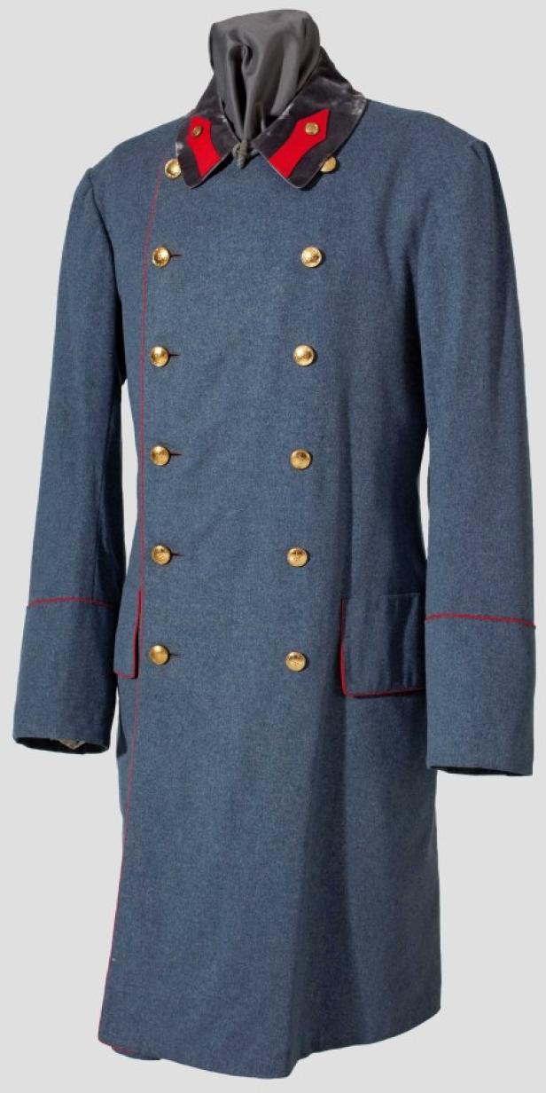 Eine blaue Militäruniform mit goldenen Knöpfen und rotem Kragen.