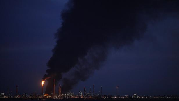 Feuer wütete in Shells größter Raffinerie