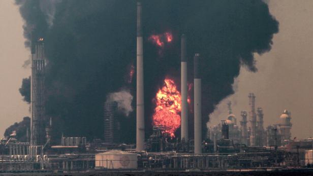 Feuer wütete in Shells größter Raffinerie
