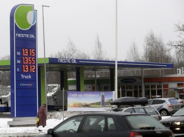 Eine Neste Oil Tankstelle mit Preisanzeige und wartenden Autos.