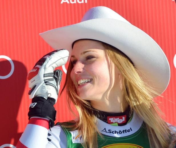 Anna Fenninger mit einem weißen Cowboyhut lächelt.